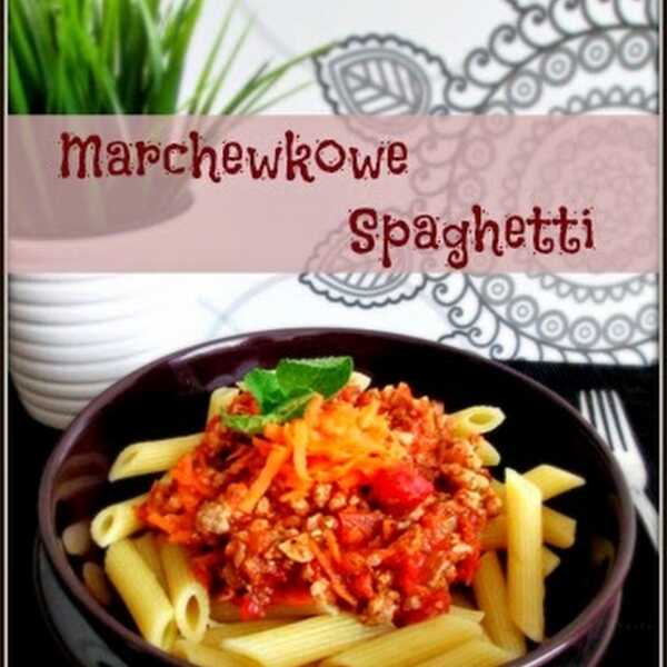 Włoskie spaghetti bolognese w towarzystwie polskiej marchewki