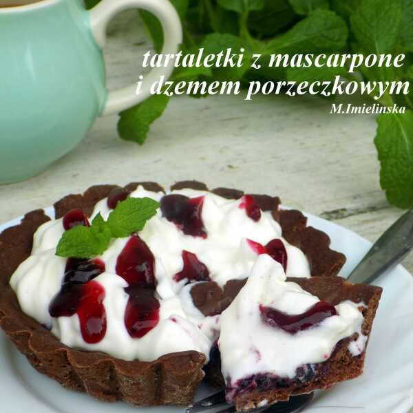 Tartaletki z mascarpone i czarną porzeczką 