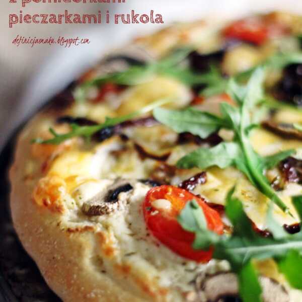 Biała pizza z pomidorkami, pieczarkami i rukolą