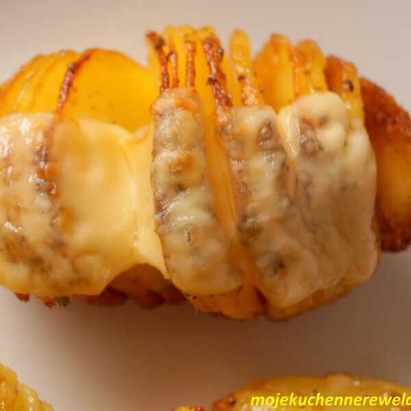 Pieczone ziemniaki Hasselback z serem