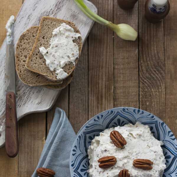 Pasta do kanapek trzy-sery z orzechami pekan