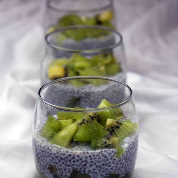 Pudding chia z musem z kiwi i limonki