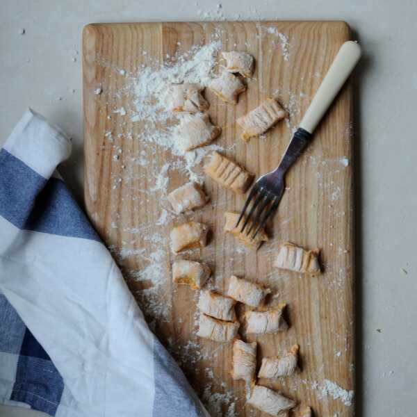 Gnocchi z serem pleśniowym i karmelizowanym porem