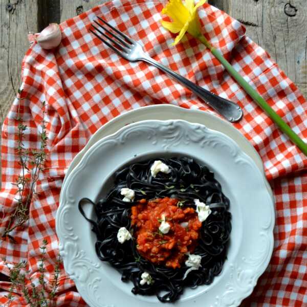 Czarny makaron fettuccine z soczewicą, pomidorami, mozzarellą i świeżym tymiankiem 
