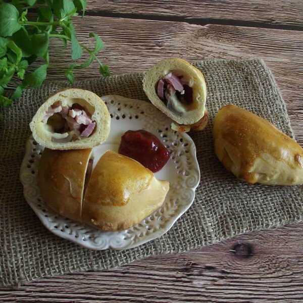 Calzone - pieróg z serem, boczkiem i pieczarkami 