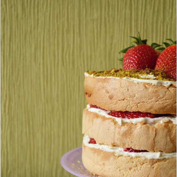 Cytrynowy naked cake z truskawkami 