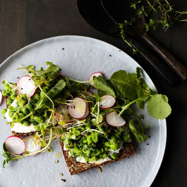 KANAPKA RAZOWA Z RICOTTĄ I DUSZONYM GROSZKIEM - WHOLEGRAIN CANAPE WITH RICOTTA AND SAUTEED PEAS