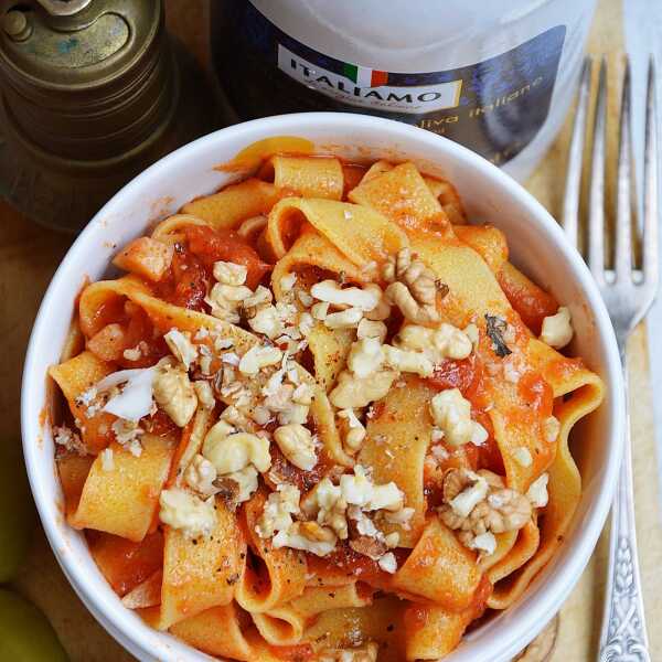 Pappardelle w pomidorach z orzechami włoskimi