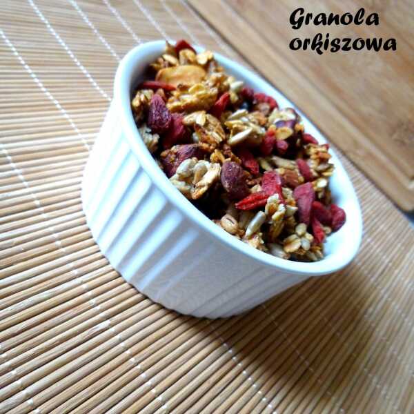 Domowa orkiszowa granola o smaku bananowym