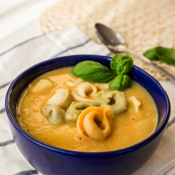 Warzywna zupa-krem z tortellini