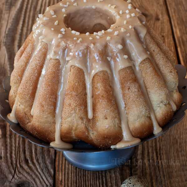 Babka drożdżowa z polewą toffi