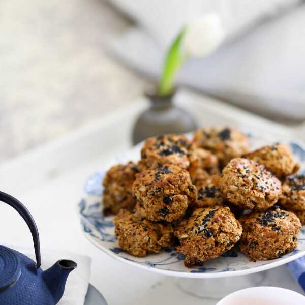 BISZKOPTY Z MĄKI RAZOWEJ Z IMBIREM I OWOCAMI ARONII - WHOLEWHEAT SCONES WITH CANDIED GINGER AND ARONIA BERRIES