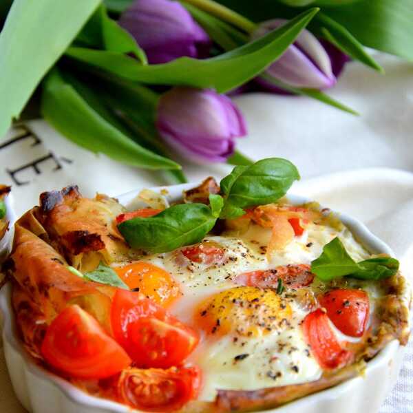 Jajka zapiekane w cieście filo z pesto, pomidorkami i serem mozzarella 