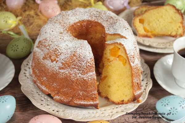 Babka karmelcia z brzoskwiniami