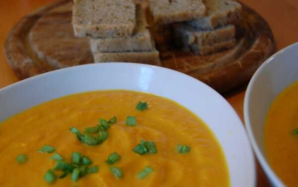 Wegetariański obiad – zupa z pieczonych marchewek i surówka z burakiem