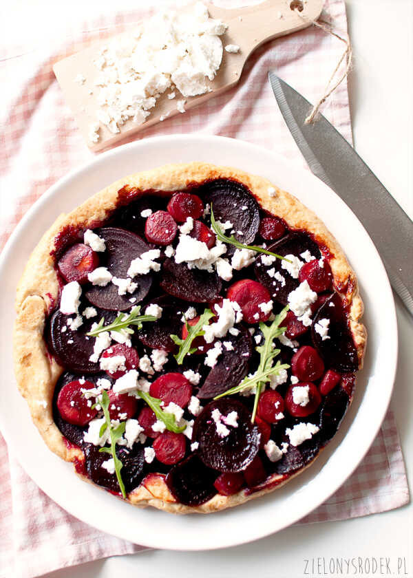 Tarta z burakiem, marchewką i kozim serem