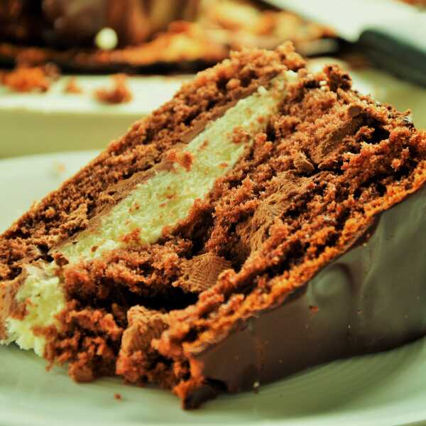 Tort Coello - czekoladowo, czekoladowy z śmietankową wkładką