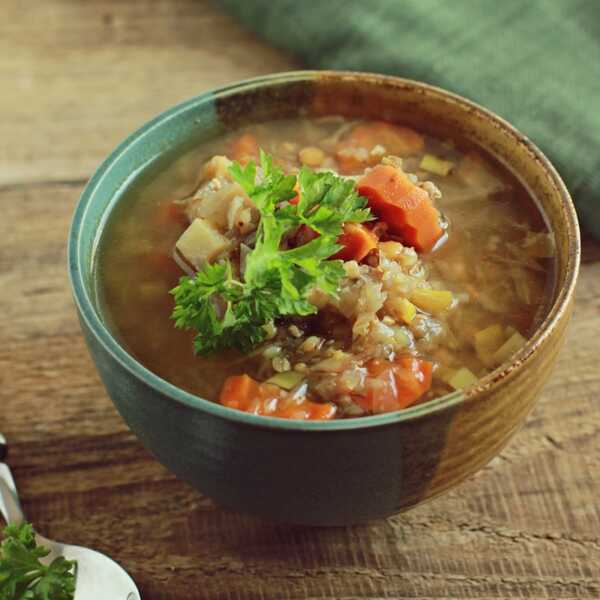 Pikantna zupa curry z kapustą, soczewicą i kaszą gryczaną