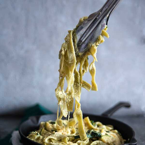 Szpinakowe pappardelle z cukinią i mozzarellą