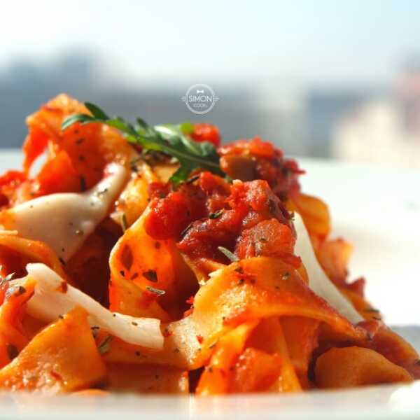 Pasta alla Siciliana – czyli tagliatelle z sosem pomidorowym z bakłażanem i serem grana padano