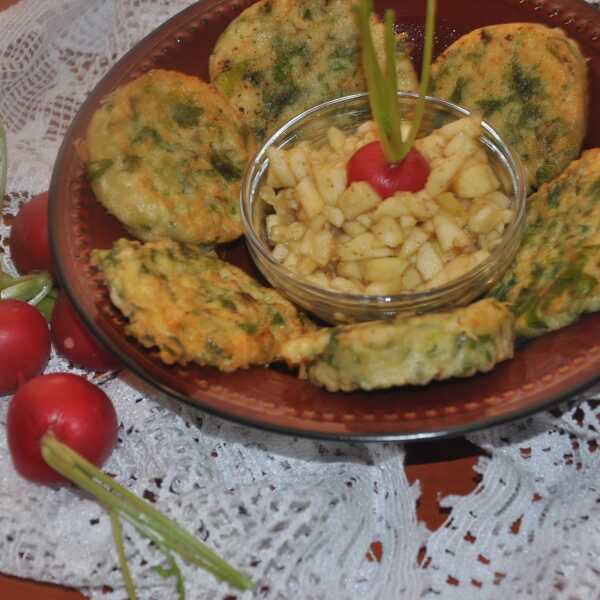 Salatka z jablka i liscie rzodkiewki 
