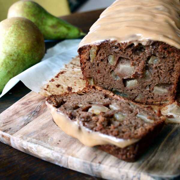 Cocoa-pear Cake with Carmel Sauce | Ciasto kakaowo-gruszkowe z Sosem Karmelowym 