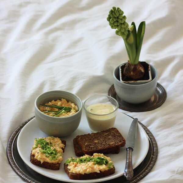 Śniadanie do łóżka #215: Pasta jajeczna z wędzonym łososiem, chrzanem i domowym majonezem