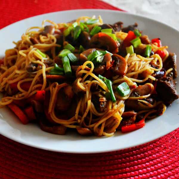 Chow mein z wolowina i pieczarkami