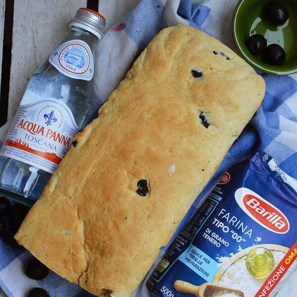 Focaccia z czarnymi oliwkami