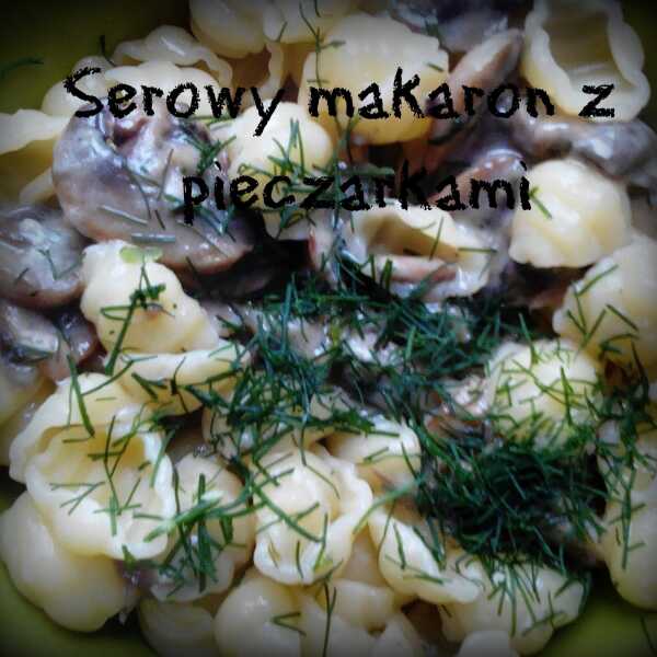 Serowy makaron z pieczarkami