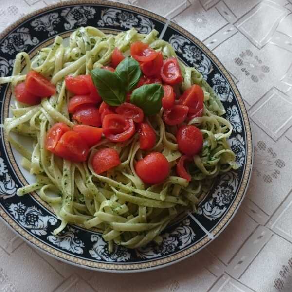 Makaron z pesto.