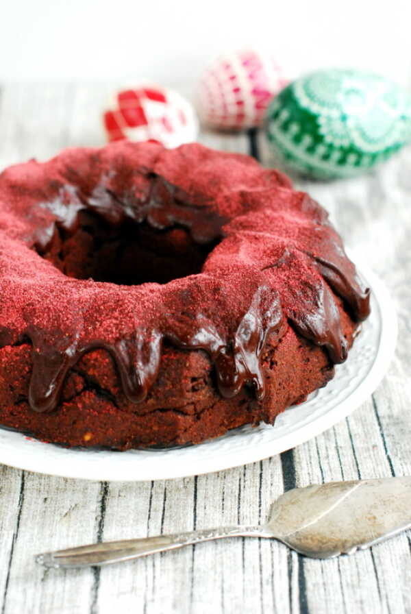 Wegańska i bezglutenowa babka kakaowo-różana / Vegan & gluten-free Easter cake with cocoa & rose petal jam