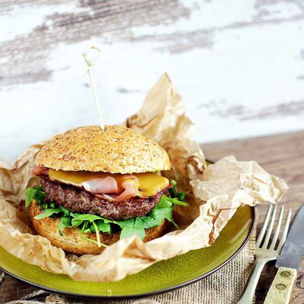 Burger z szynką szwarcwaldzką i sosem miodowo-musztardowym