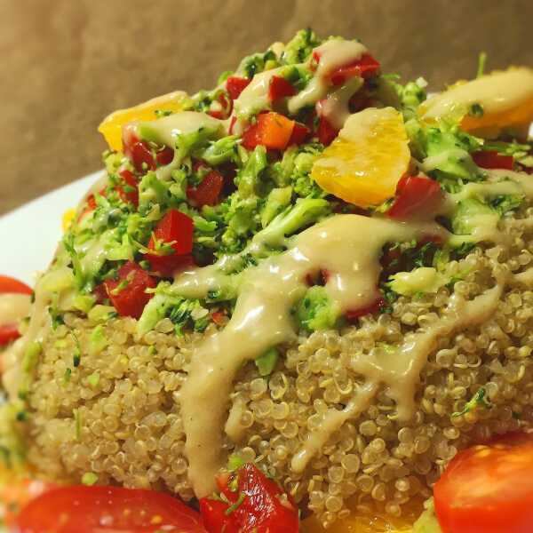 QUINOA Z BROKUŁEM I TAHINI 