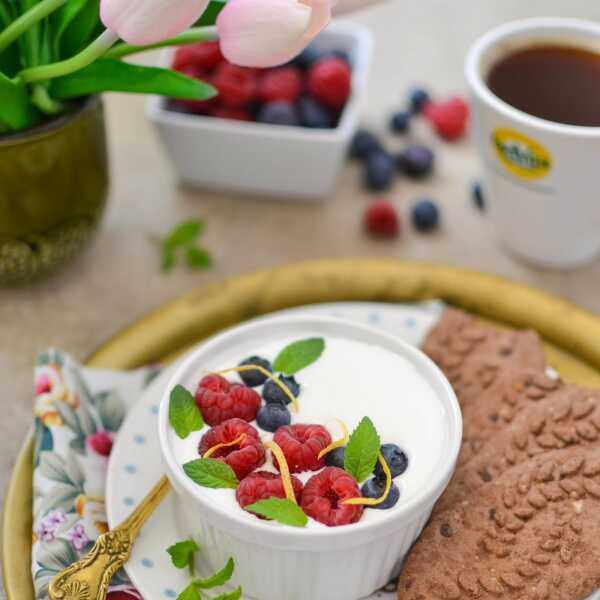 Jogurt naturalny ze skórką cytryny z borówkami i malinami