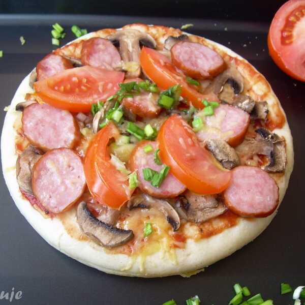 Pizza z kiełbasą (sprawdzony sposób na ciasto)