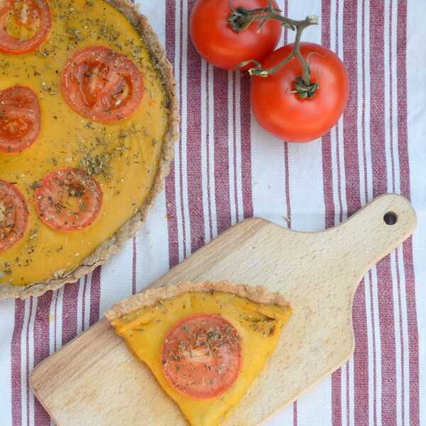Wegańska tarta z serem i pomidorami