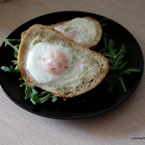 Jajka zapiekane w chlebie