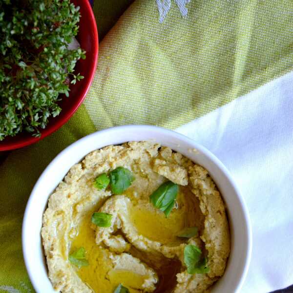 Hummus z bazyliowym pesto 