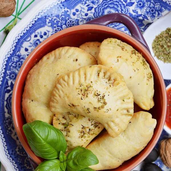 Mini calzone z brokułami, oliwkami i mozzarellą