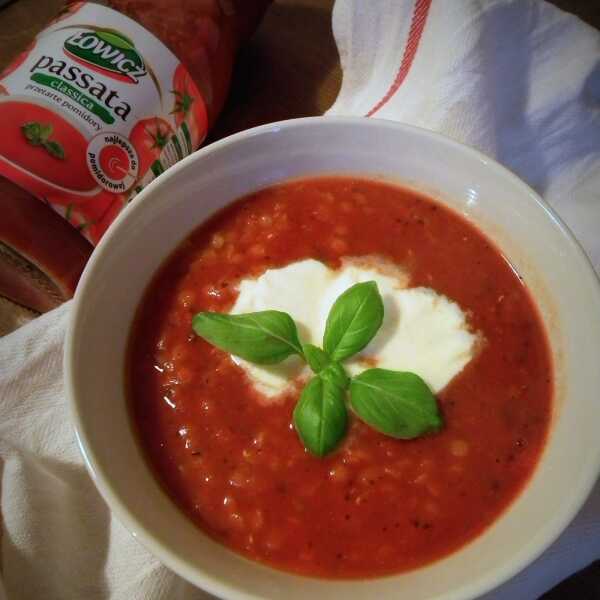 Zupa pomidorowa inaczej, lekko pikantna z czerwoną soczewicą i mozzarellą