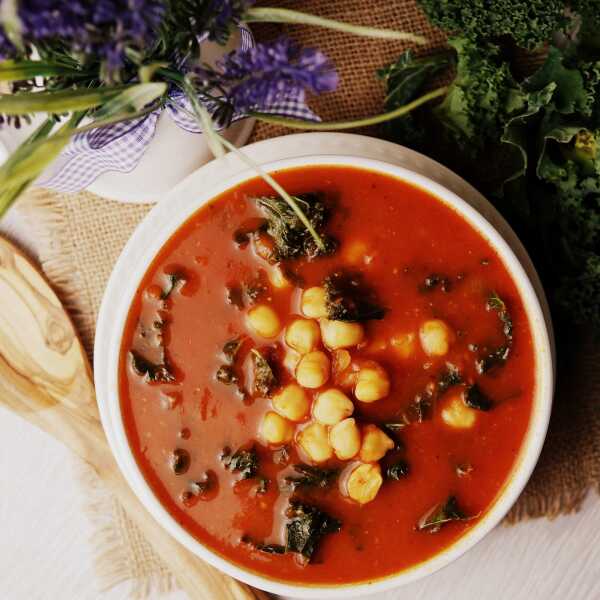 Zupa pomidorowa z cieciorką i jarmużem z dodatkiem harissy i miodu