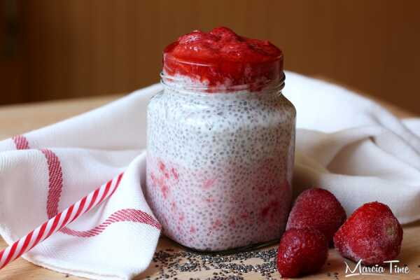 Pudding chia z jogurtem i truskawkami