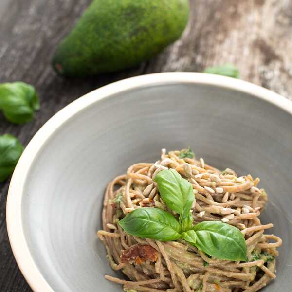 Spaghetti z awokado, suszonymi pomidorami i bazylią (wegańskie)