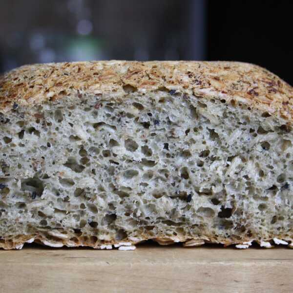 Chleb ziołowy z płatkami owsianymi - Kwietniowa Piekarnia 