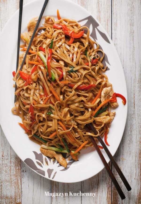 Makaron chow mein z warzywami i kurczakiem