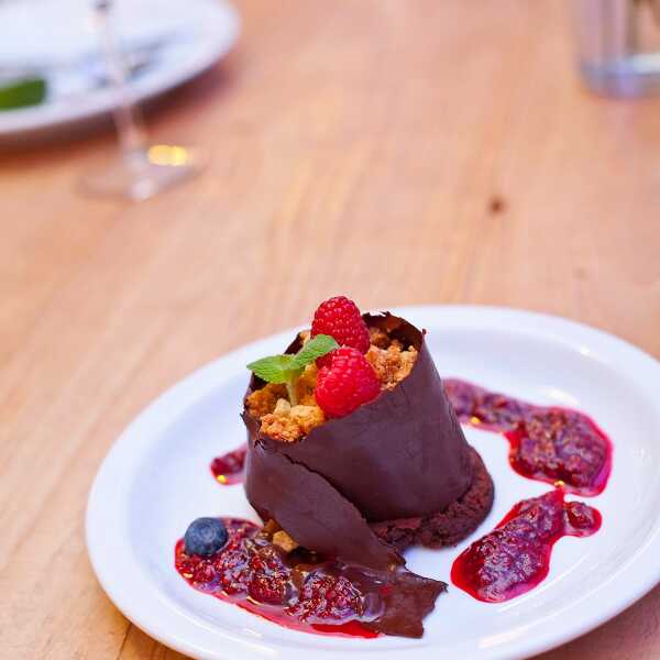 Deser czekoladowy z gorącymi malinami - przepis z warsztatów z Pawłem Małeckim i cukiernią Lidla