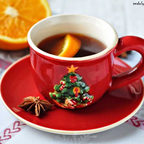 Herbata zimowa z sokiem malinowym i dodatkiem aromatycznych przypraw