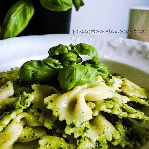 Farfalle z pesto pietruszkowo-bazyliowm