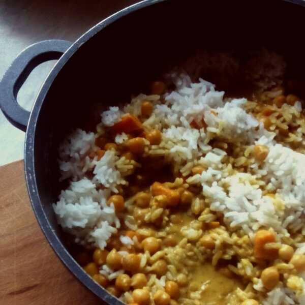 Curry z ciecierzycy i batatów